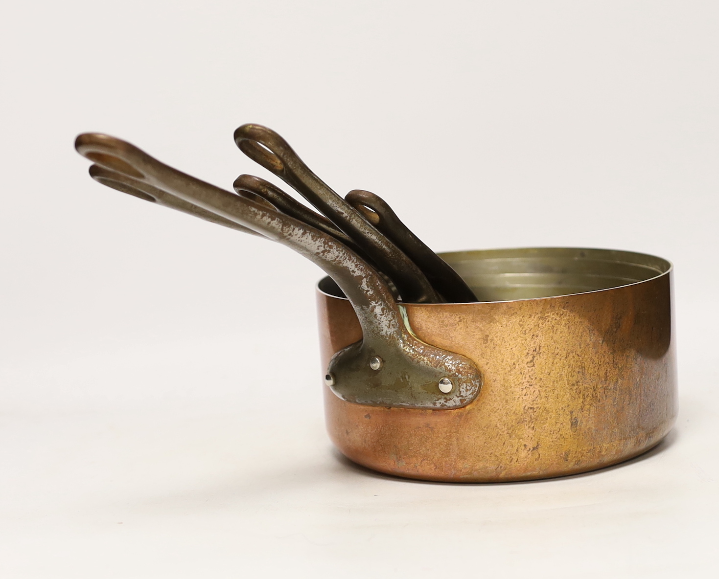 A set of five Les Metaux ouvres graduated copper pans